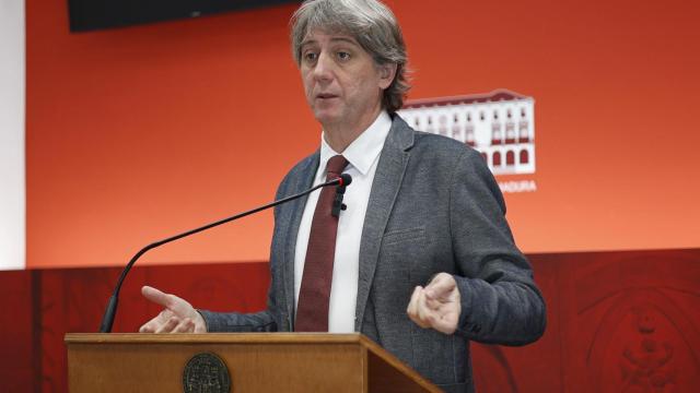 El secretario general del PSOECyL y alcalde de Soria, Carlos Martínez, durante la rueda de prensa de este jueves en la capital soriana
