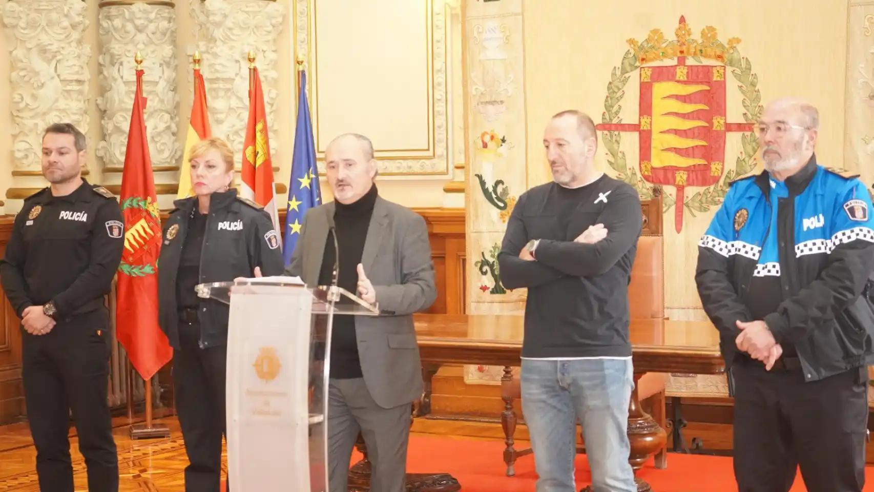 El concejal de Salud Pública y Seguridad Ciudadana, Alberto Cuadrado, acompañado por la superintendente de la Policía Municipal de Valladolid, Julia González; y policías municipales de la ciudad