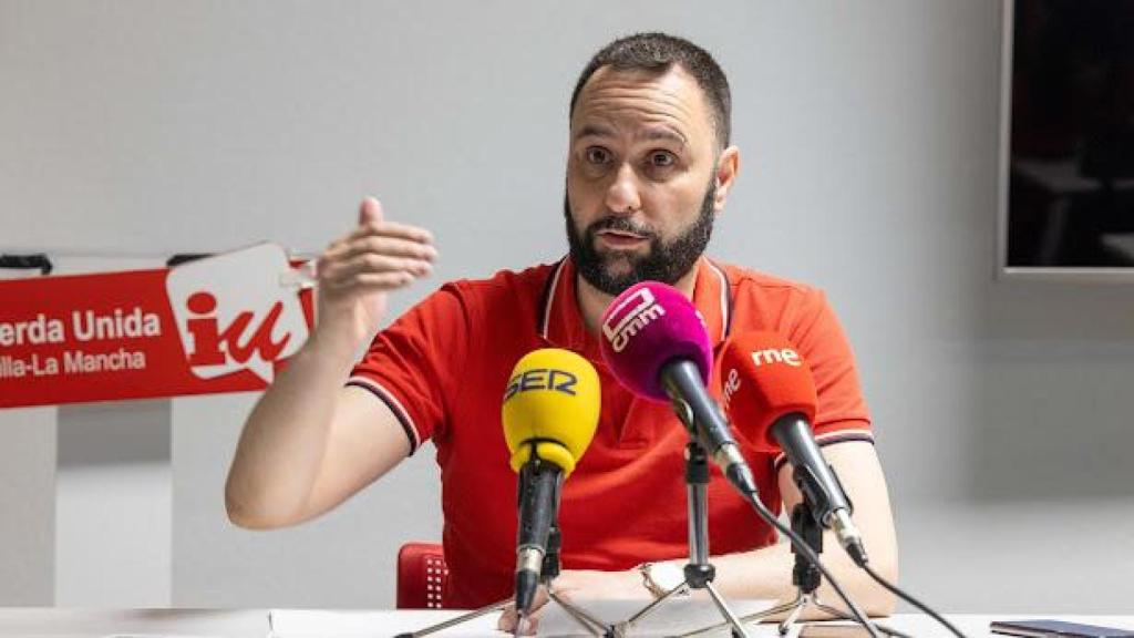 Rueda de prensa del portavoz de la Plataforma por la Conexión Ferroviaria de la Comarca de Madridejos y parlamentario de IU, José Damián García-Moreno.