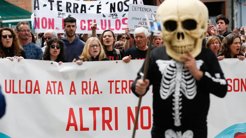 Manifestantes en Palas de Rei (Lugo) en una movilización contra el proyecto de Altri.