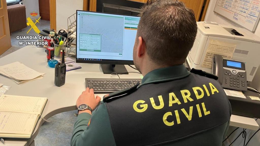 Un guardia civil investigando el robo de dinero de un matrimonio