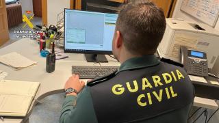 Un guardia civil investigando el robo de dinero de un matrimonio