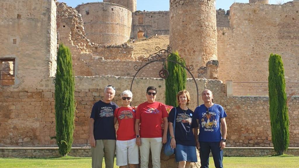Miembros de la Asociación de Amigos del Castillo de Berlanga ante la muralla de la localidad