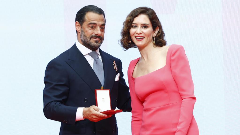 Vicente Dalmau Cebrián-Sagarriga, con Isabel Díaz Ayuso en la entrega de Medallas de la Comunidad de Madrid, en 2022.