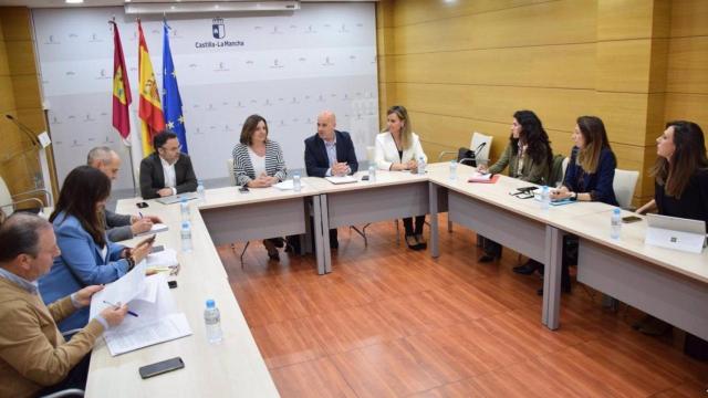 Reunión de la Junta y representantes de Hydnum Steel. Foto: JCCM.