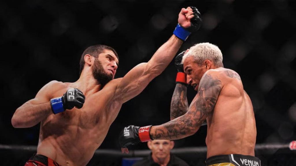 Islam Makhachev y Charles Oliveira, durante una de sus peleas en la UFC
