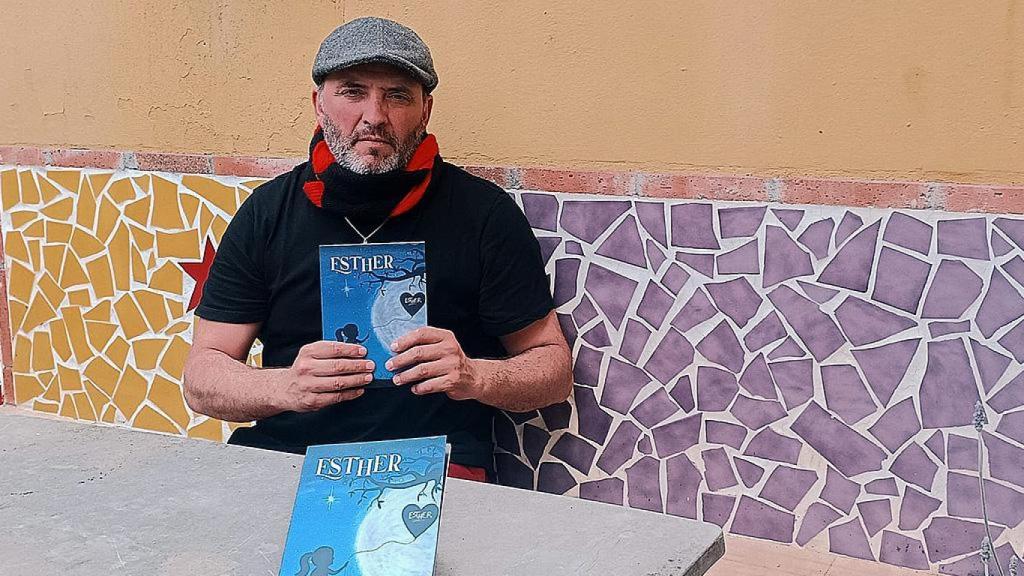 Rubén Ruiz con el libro homenaje a Esther López