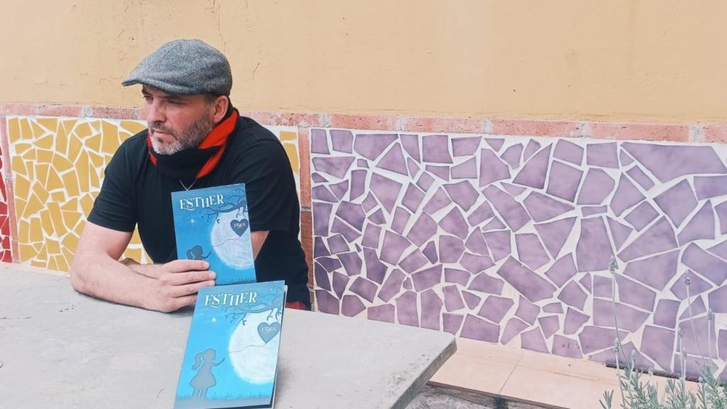 Rubén y el libro en honor a Esther López