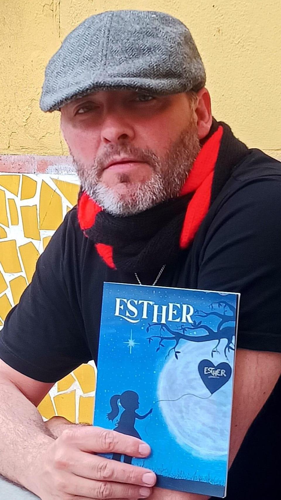 Rubén, el autor del libro que en honor a Esther López que será presentado este domingo