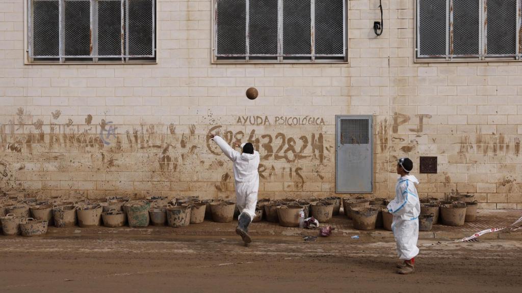 Dos niños juegan en una calle cubierta de barro en Algemesí (Valencia) tras el paso de la dana, imagen de archivo. Efe / Villar Lopez