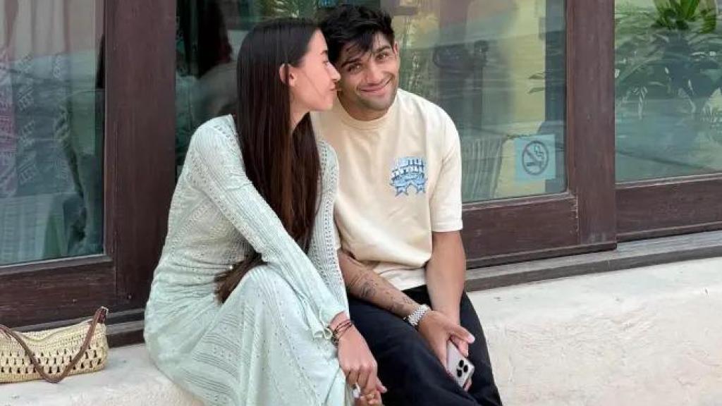 Jorge Martín y su novia María Monfort, tras recibir el alta hospitalaria en Doha.