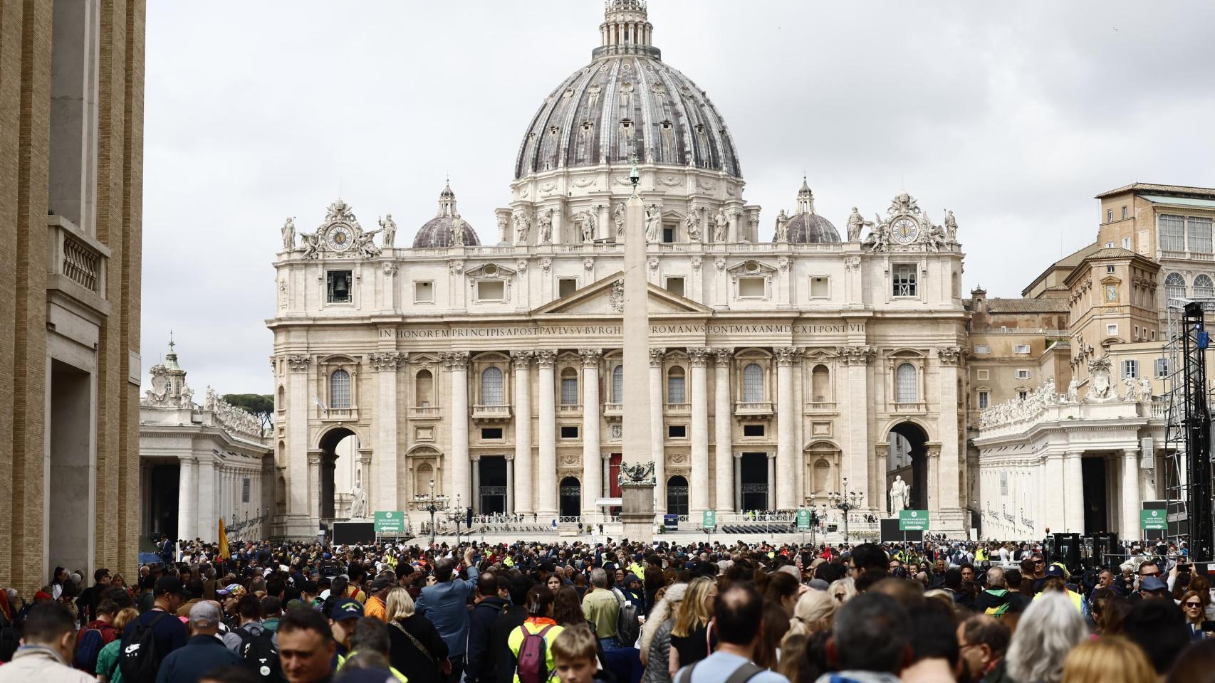 Fila de fieles para dar el último adiós al Papa Francisco en la Basílica de San Pedro en la Ciudad del Vaticano