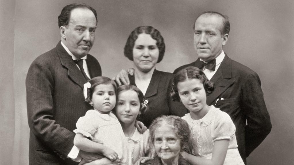 Antonio con su madre Ana Ruiz, José Machado, su esposa Matea Monedero e hijas. Foto: Alfonso / RAE