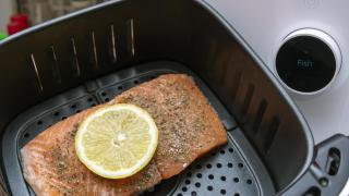 La función poco conocida de la freidora de aire que evita que se resequen los alimentos más delicados