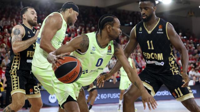 Kevin Punter, presionado por Alpha Diallo en el partido ante el Mónaco en la Euroliga.