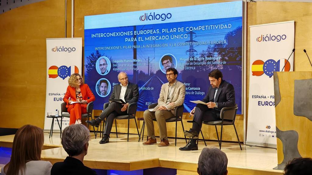 Sylvia Carrasco, directora de Diálogo; Leopoldo Maestu Miedes, director general y presidente de Alstom España y Portugal; Miguel de la Torre Rodríguez, director de Desarrollo del Sistema de Redeia y Diego Vizcaíno, socio director de Economía Aplicada AFI en la jornada ‘Interconexiones, pilar para la integración y la competitividad europea’.