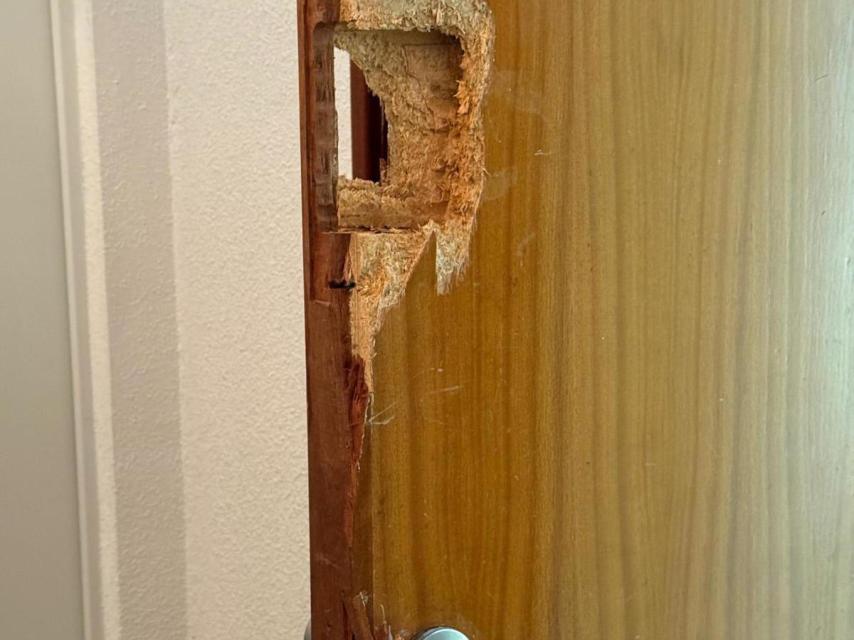Otra puerta forzada en un despacho del colegio.