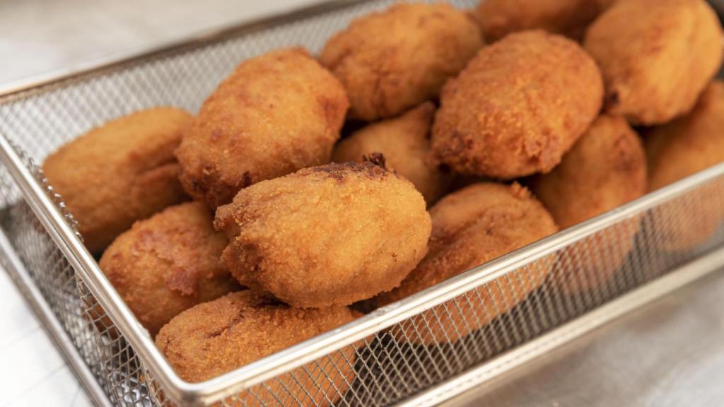 Croquetas en una cesta de servir
