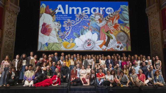 Los organizadores y gran parte del elenco de las obras nacionales durante la presentación en el Teatro de la Comedia. Foto: Almagro 48