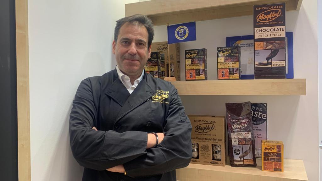 Alberto de Magallanes junto a sus productos en el Salón Gourmets.