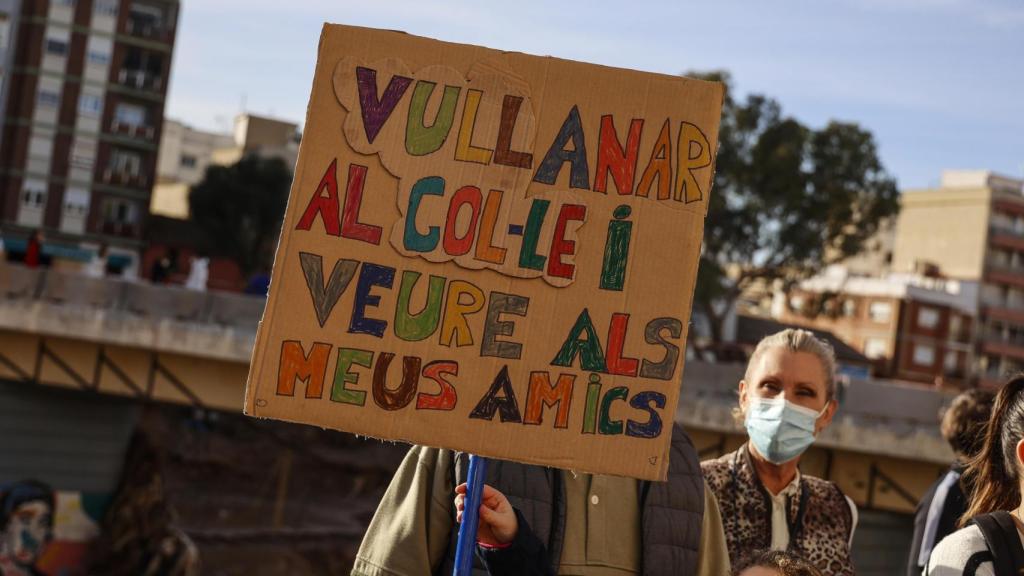 Decenas de personas se concentran frente al Ayuntamiento de Paiporta, imagen de archivo. Europa Press