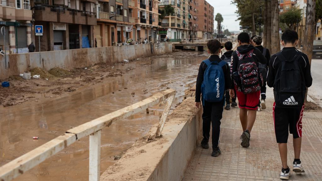 Varios niños pasean por las calles de Aldaia después de salir del colegio, imagen de archivo. Europa Press