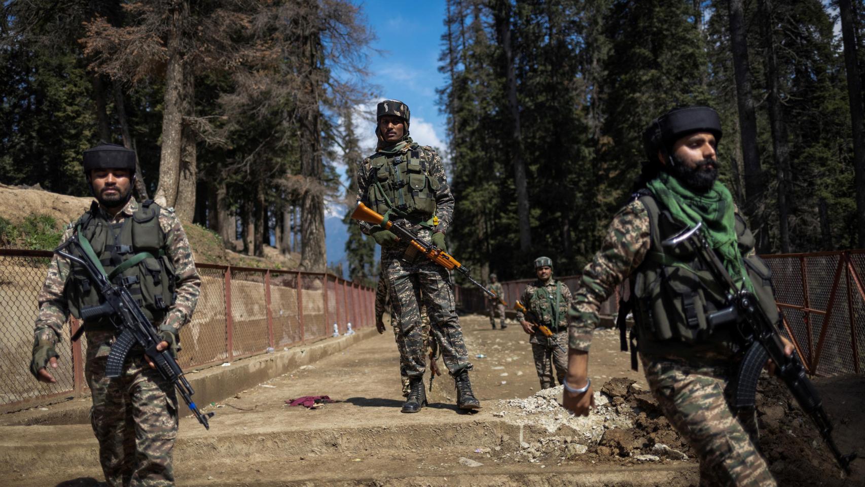 Personal de seguridad indio en el lugar del ataque en Baisaran, cerca de Pahalgam.