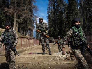Personal de seguridad indio en el lugar del ataque en Baisaran, cerca de Pahalgam.