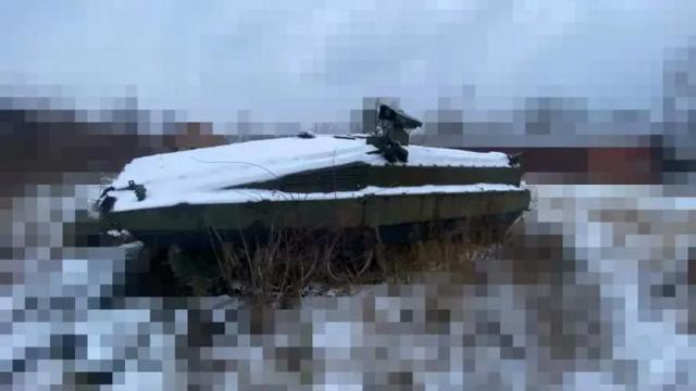 BMP-55 tirado en el campo de batalla.