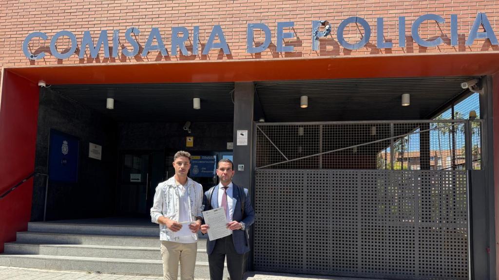 El concejal de Lorquí, Víctor Sáez, este jueves, a la salida de la Comisaría de San Andrés, junto a su abogado Jawad Romaili.