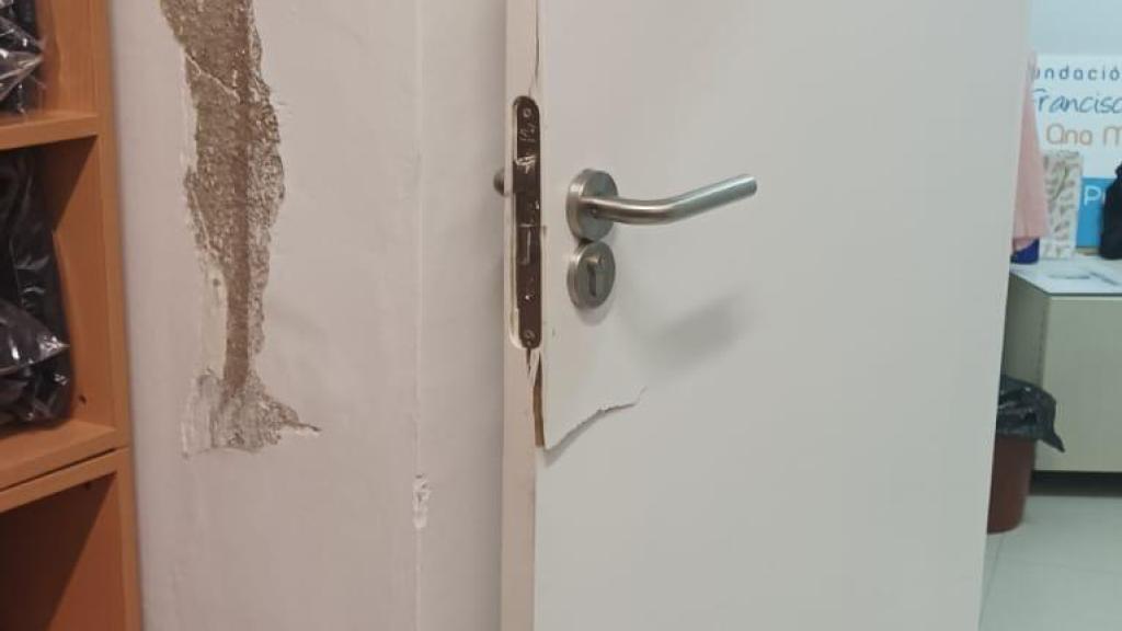 Una de las puertas del colegio tras ser forzada.