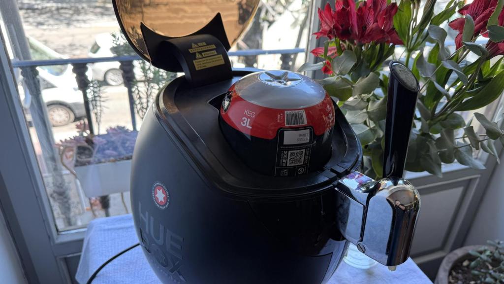 Huebox, abierto con el barril de Estrella Galicia colocado.