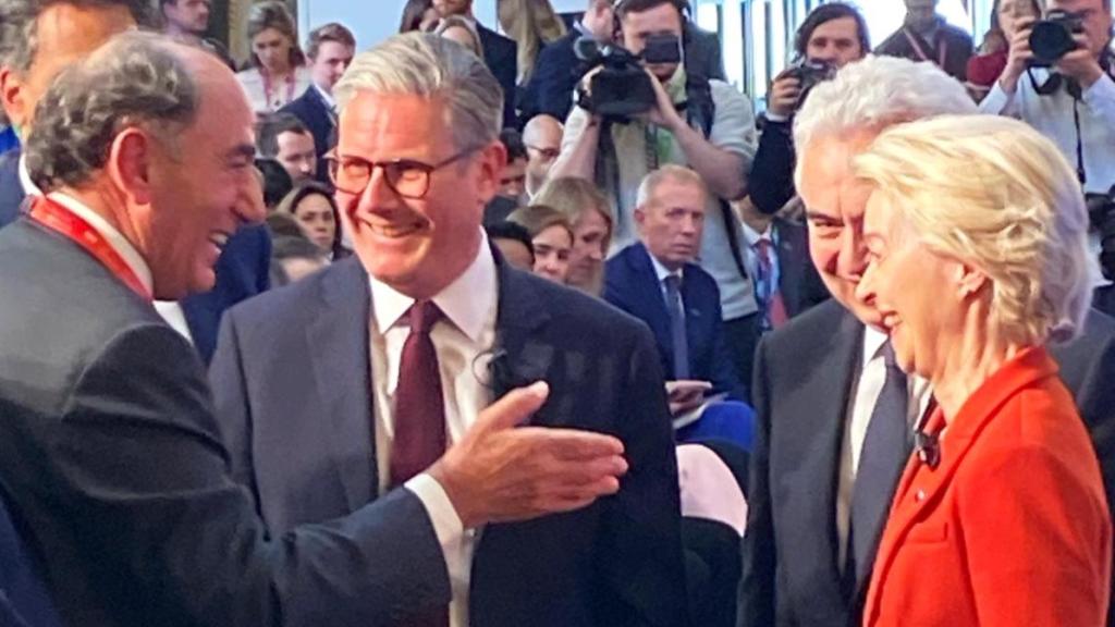 Ignacio Sánchez Galán, presidente ejecutivo del Grupo Iberdrola, junto con Ursula von der Leyen, presidenta de la Comisión Europea, Fatih Birol, director ejecutivo de Agencia Internacional de la Energía  (AIE) y el primer ministro de Reino Unido, Keir Starmer, en la Cumbre de la AIE sobre el Futuro de la Seguridad Energética, en Londres.