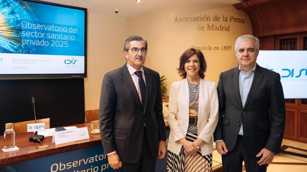 Juan Abarca, presidente de la Fundación IDIS; Marta Villanueva, directora general de la Fundación IDIS y Patxi Amutio, secretario general de la Fundación IDIS, de izquierda a derecha.