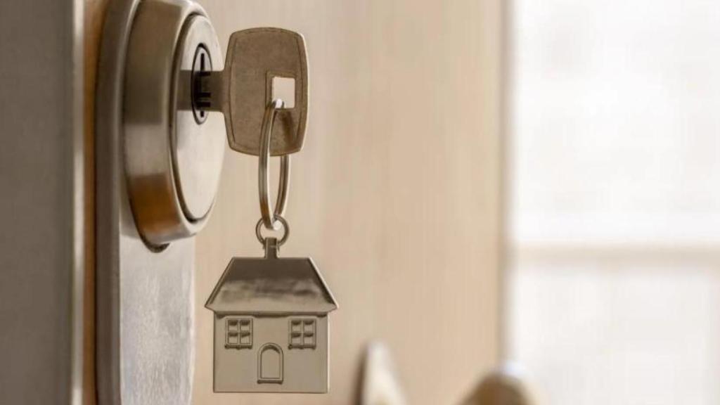 Imagen de un llavero de una casa.