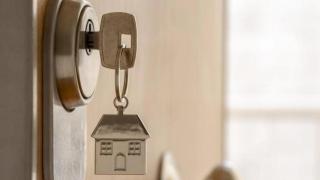 Imagen de un llavero de una casa.