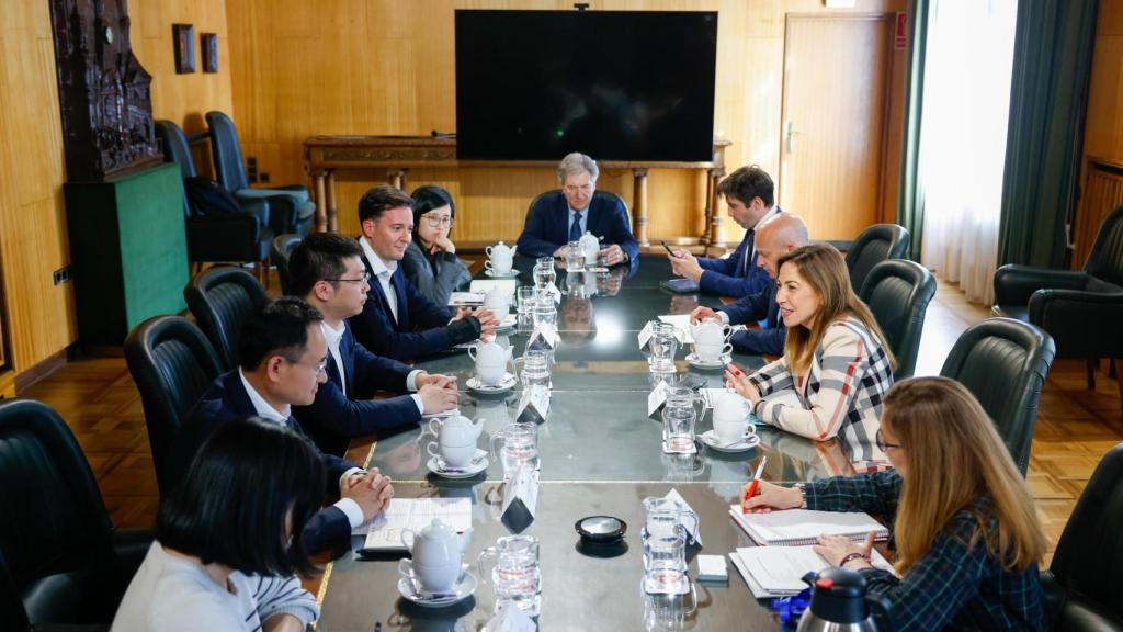 La alcaldesa de Zaragoza, Natalia Chueca, en su reunión de este jueves con la delegación de altos directivos del grupo TDG.