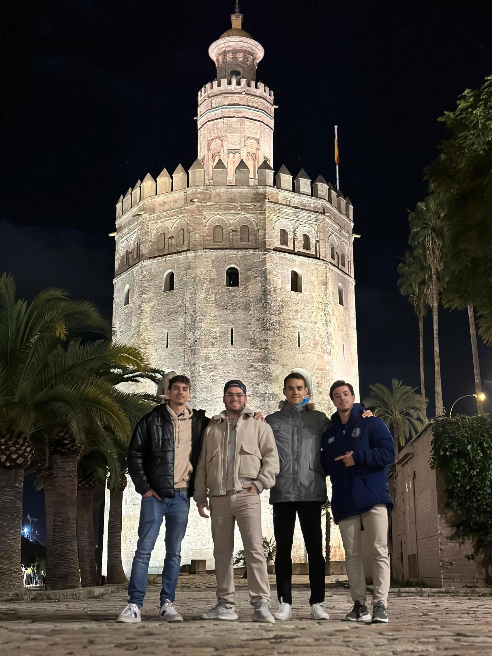 Una imagen de equipo de Examai, con Joaquín Carretero (i) y Nicolás Vela (d) en el centro.