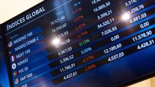 Un panel con las principales bolsas internacionales en el Palacio de la Bolsa de Madrid.