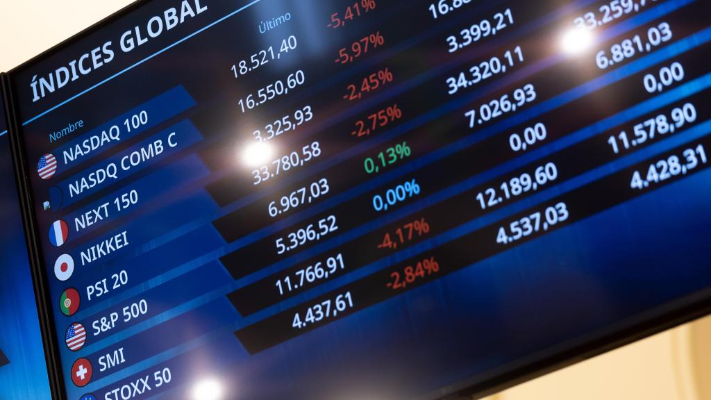 Un panel con las principales bolsas internacionales en el Palacio de la Bolsa de Madrid.