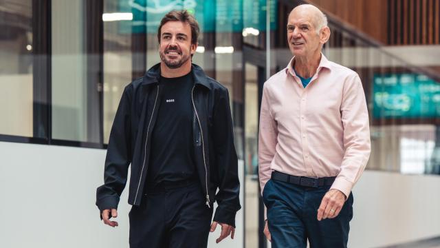 Fernando Alonso y Adrian Newey en la fábrica de Aston Martin en Silverstone.