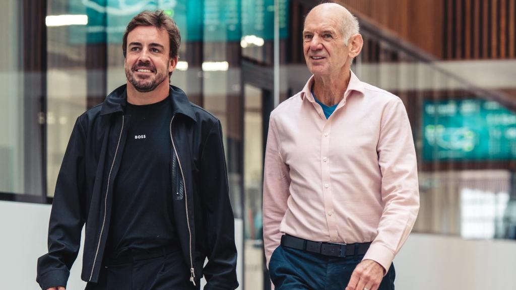 Fernando Alonso y Adrian Newey en la fábrica de Aston Martin en Silverstone.