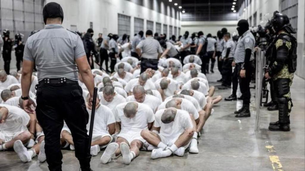 Fotografía, difundida el 16 de marzo de 2025 que muestra la llegada de los más de 200 migrantes deportados por EEUU a El Salvador.