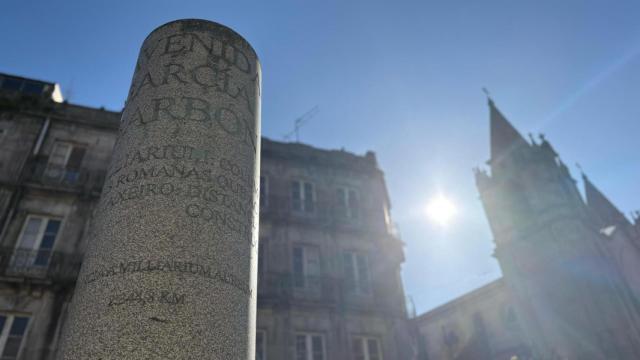 Vigo Secreto: Un monolito con inscripciones en latín y que marca la distancia que hay hasta Roma.