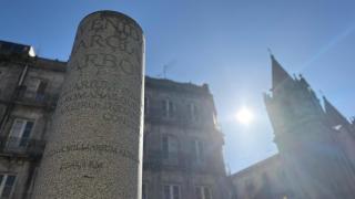 Vigo Secreto: Un monolito con inscripciones en latín y que marca la distancia que hay hasta Roma.