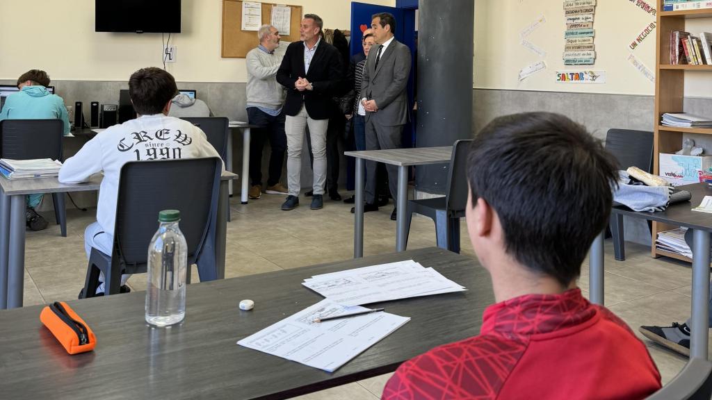 Foto de archivo de la visita del consejero José Antonio Nieto al CIMI Genil, en Granada.