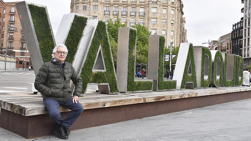 Santos García Catalán con las letras de Valladolid al fondo