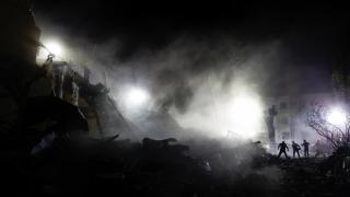 Rescatistas trabajan en el lugar de un edificio de apartamentos alcanzado por un ataque con misiles balísticos rusos en Kiev.