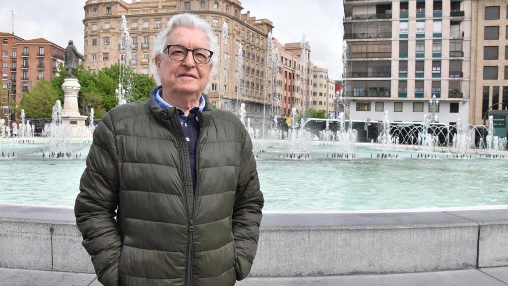 Santos García Catalán atiende a EL ESPAÑOL de Castilla y León en la Plaza Zorrilla de Valladolid