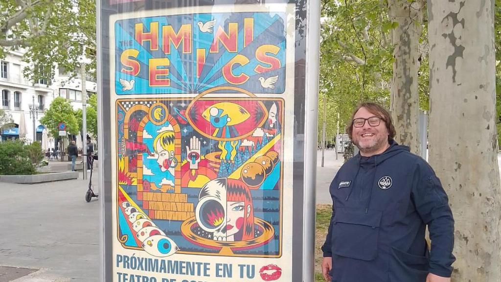 Juan Pablo con otro de sus carteles.